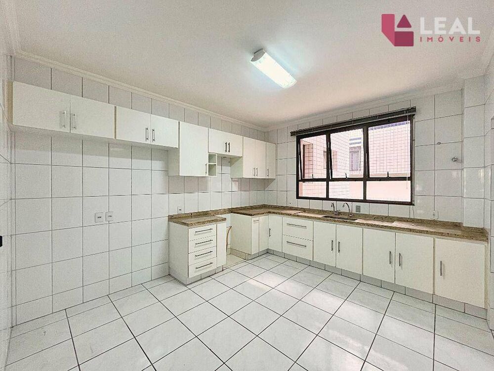 Apartamento à venda com 4 quartos, 223m² - Foto 3