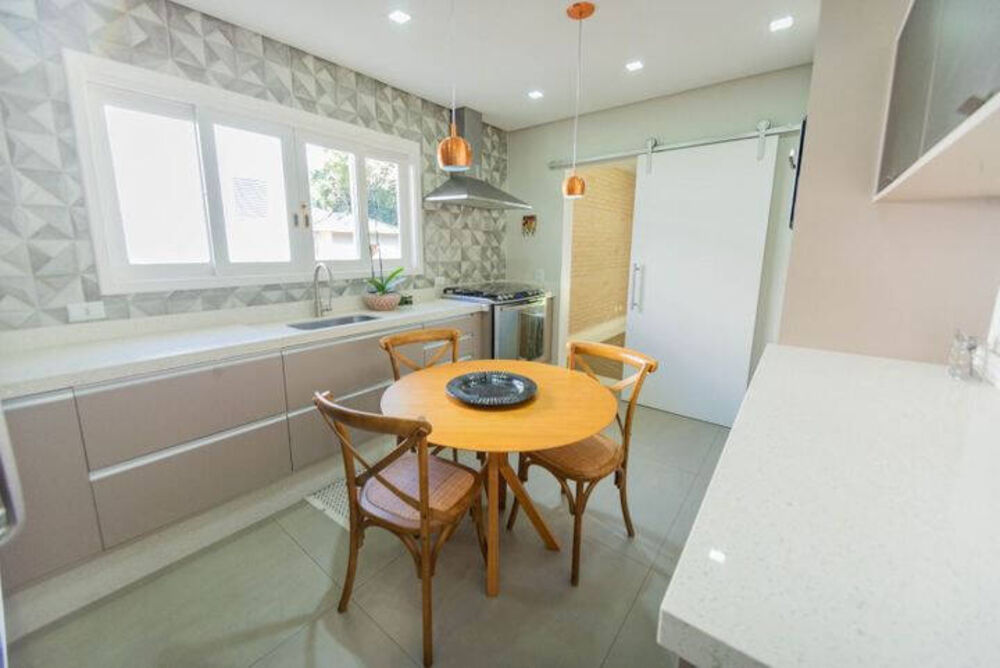 Casa de Condomínio à venda com 3 quartos, 360m² - Foto 1