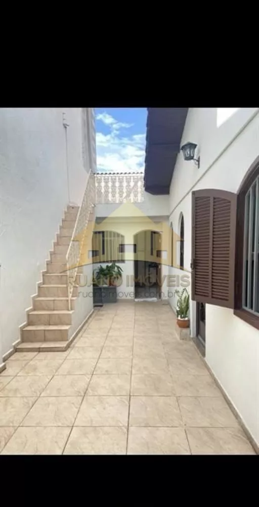 Casa à venda com 3 quartos, 161m² - Foto 1