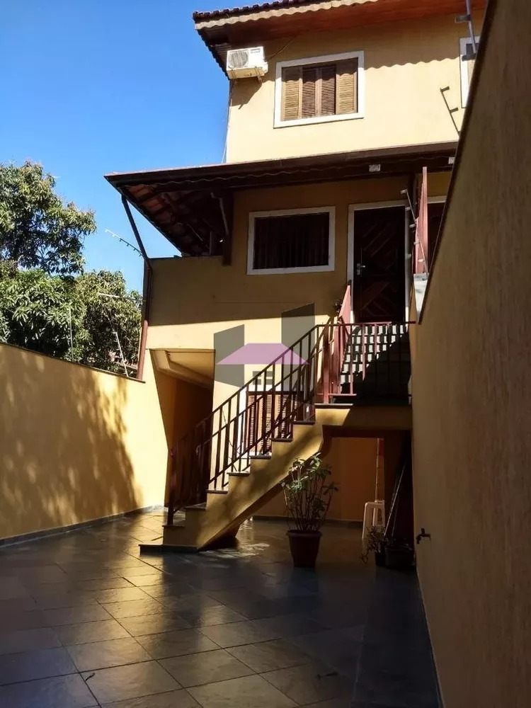 Casa à venda com 3 quartos, 245 - Foto 1