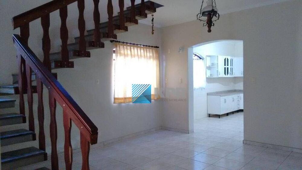 Casa à venda com 3 quartos, 300m² - Foto 1