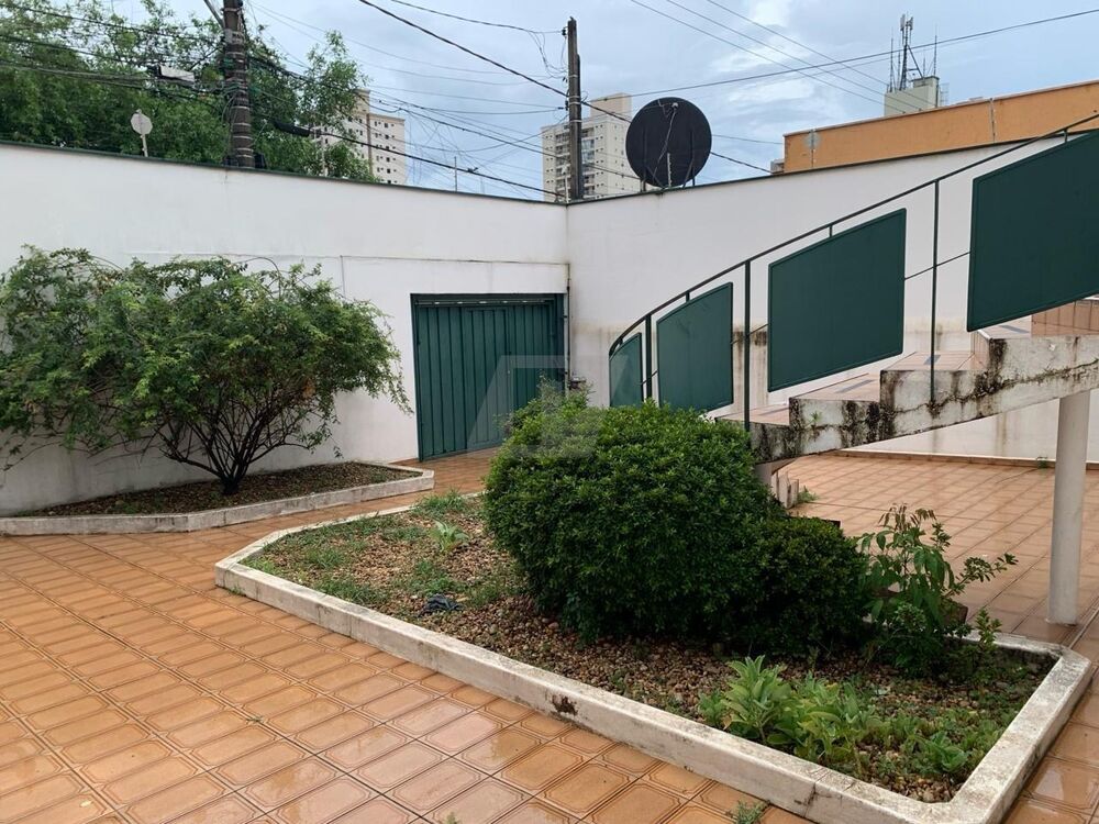 Casa à venda com 8 quartos, 289m² - Foto 2