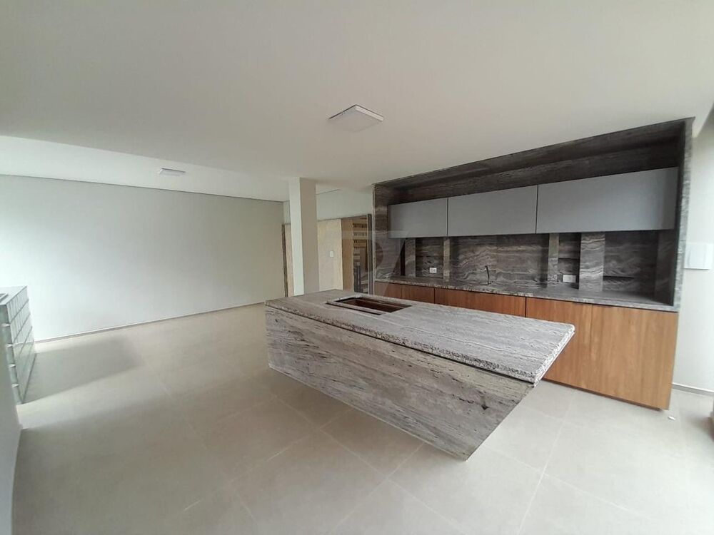 Casa à venda com 3 quartos, 312m² - Foto 1