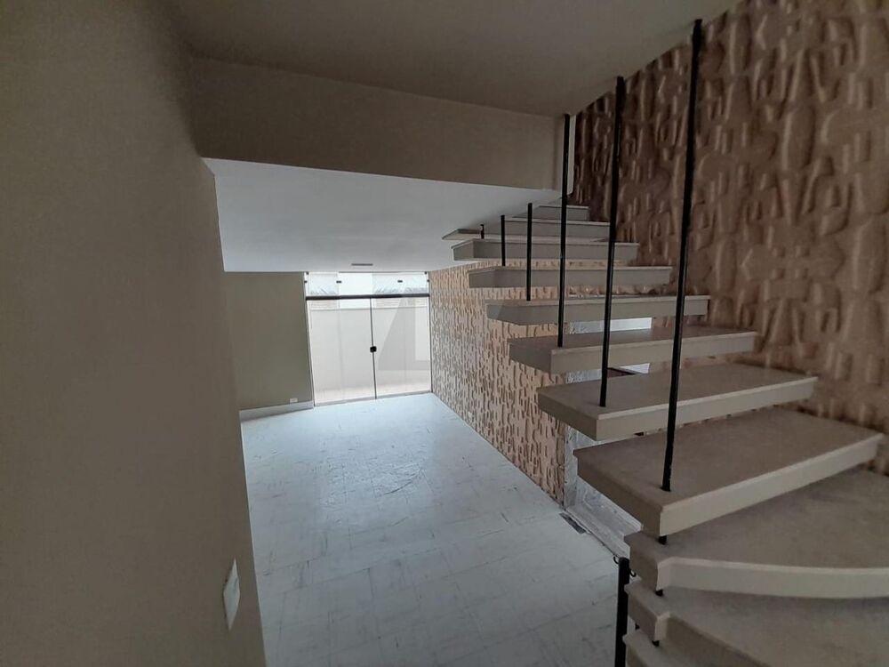 Casa à venda com 3 quartos, 312m² - Foto 2