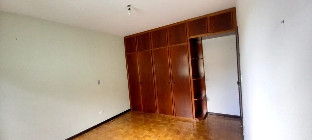 Casa à venda com 5 quartos, 240m² - Foto 2