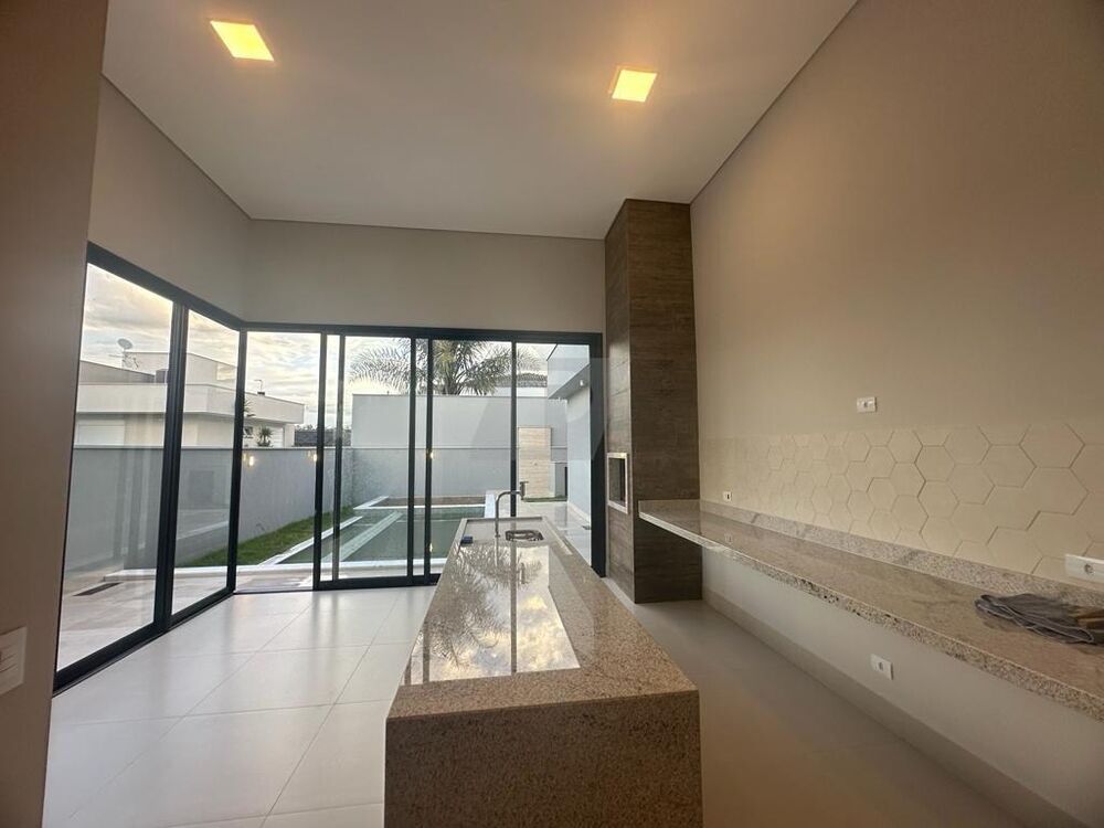 Casa à venda com 3 quartos, 234m² - Foto 1