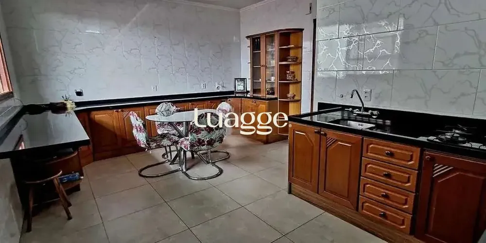 Casa, 3 quartos, 204 m² - Foto 1