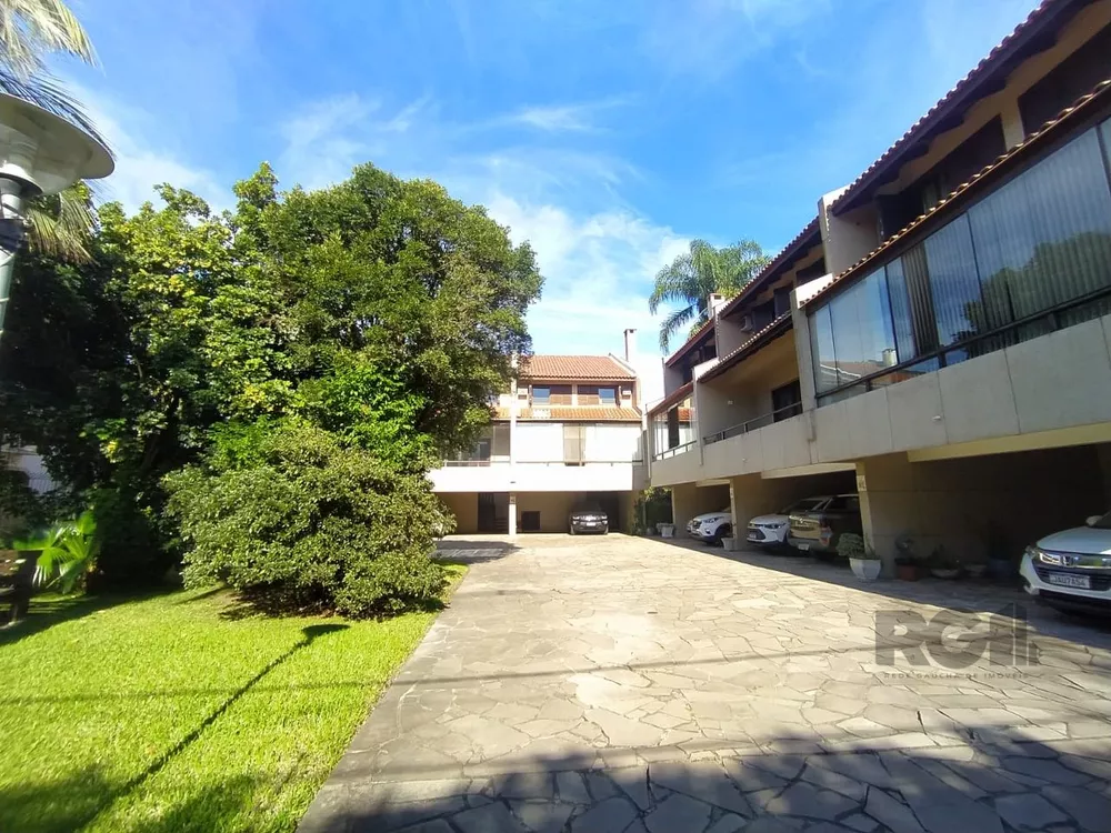 Casa de Condomínio à venda com 3 quartos, 241m² - Foto 1