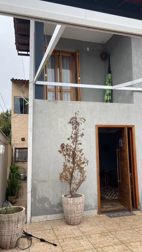 Casa à venda com 3 quartos, 199m² - Foto 1