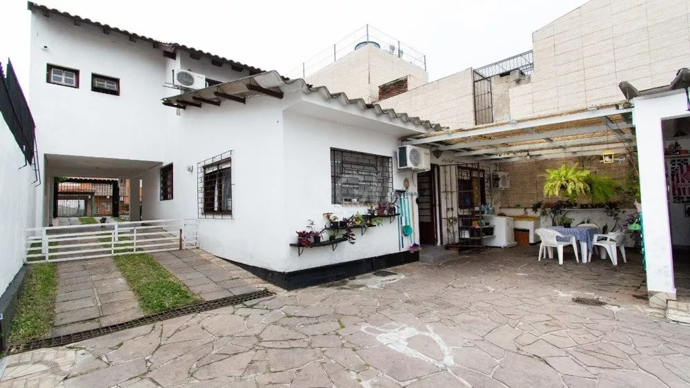 Casa à venda com 3 quartos, 237m² - Foto 2