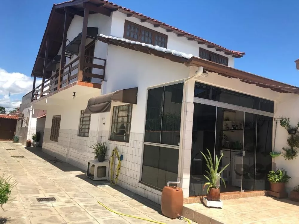 Sobrado à venda com 3 quartos, 302m² - Foto 1