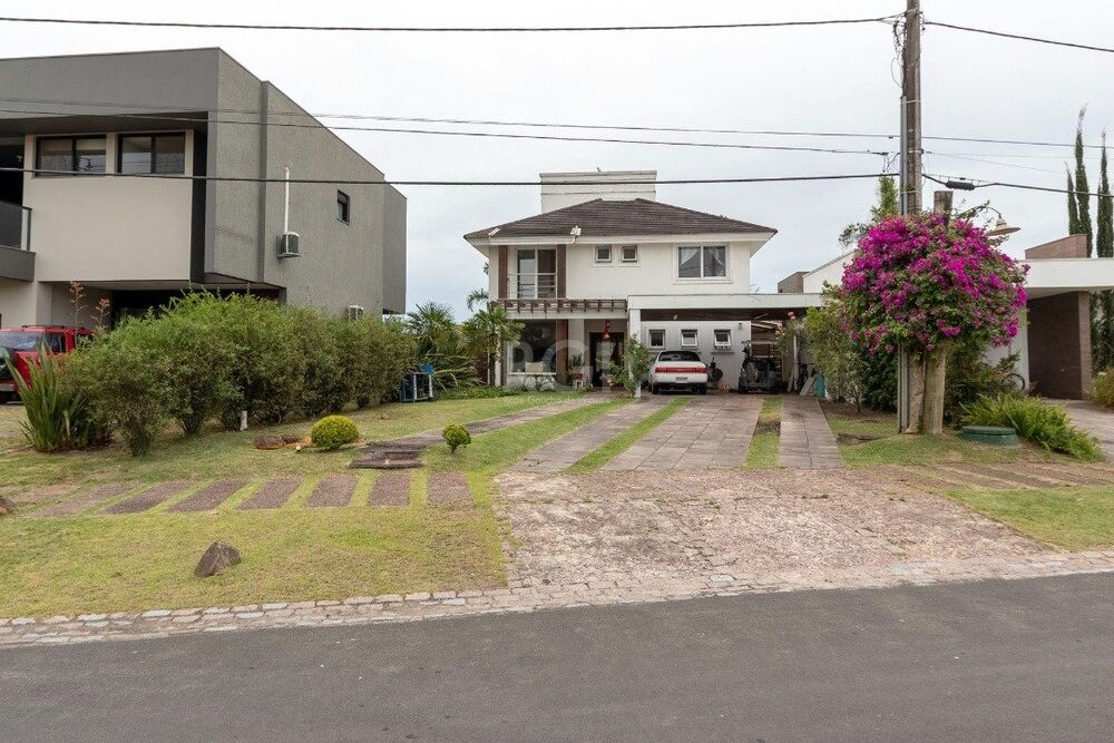 Casa à venda com 3 quartos, 332m² - Foto 1