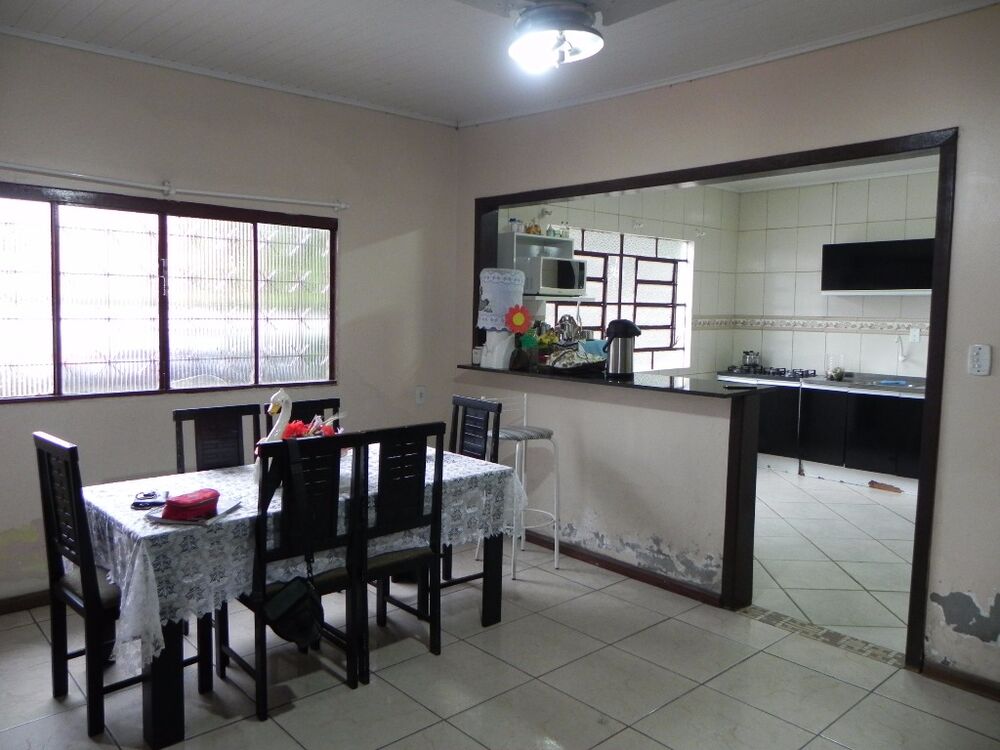 Casa à venda com 4 quartos, 233m² - Foto 1