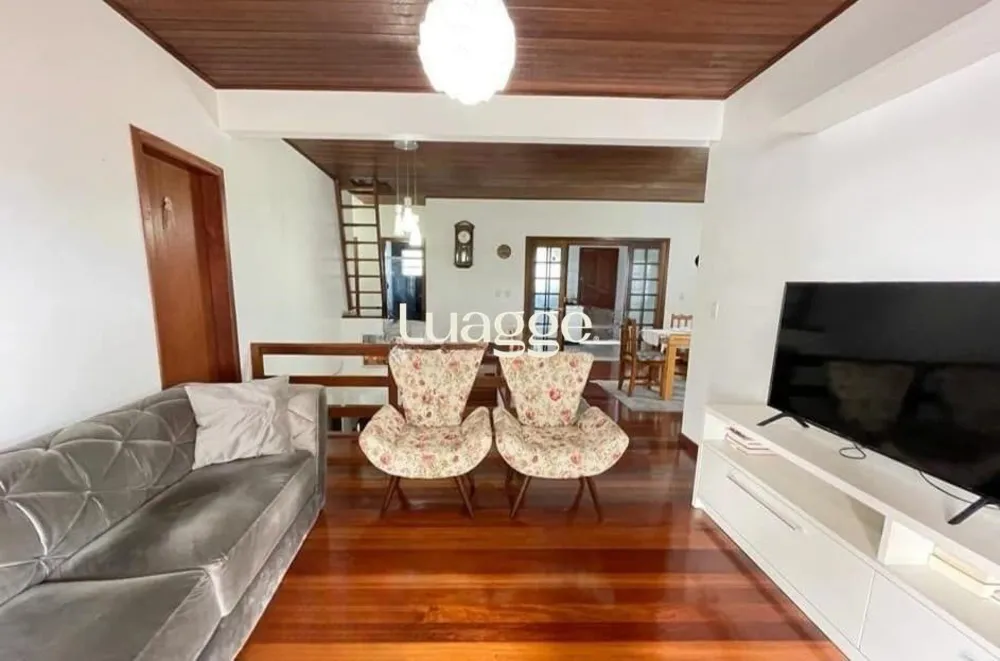 Casa, 4 quartos, 266 m² - Foto 1