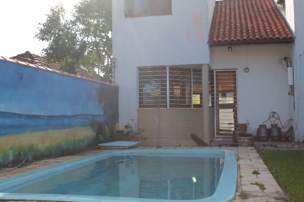 Casa à venda com 4 quartos, 254m² - Foto 1