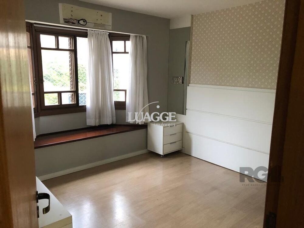 Casa de Condomínio à venda com 4 quartos, 242m² - Foto 2