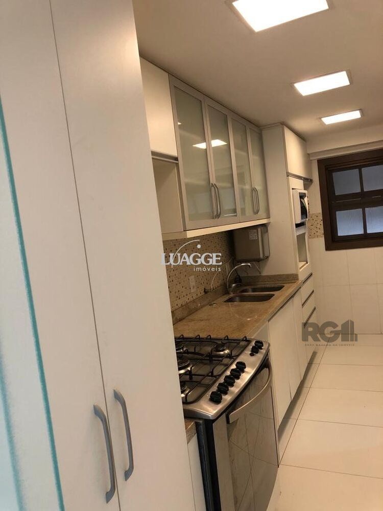 Casa de Condomínio à venda com 4 quartos, 242m² - Foto 1