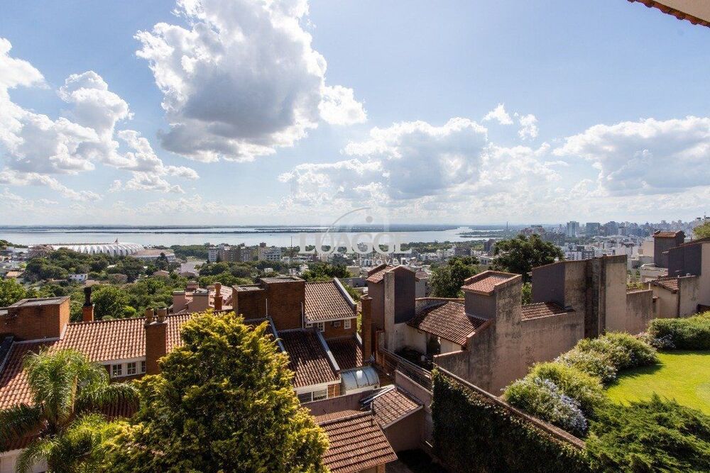Casa à venda com 7 quartos, 1321m² - Foto 1