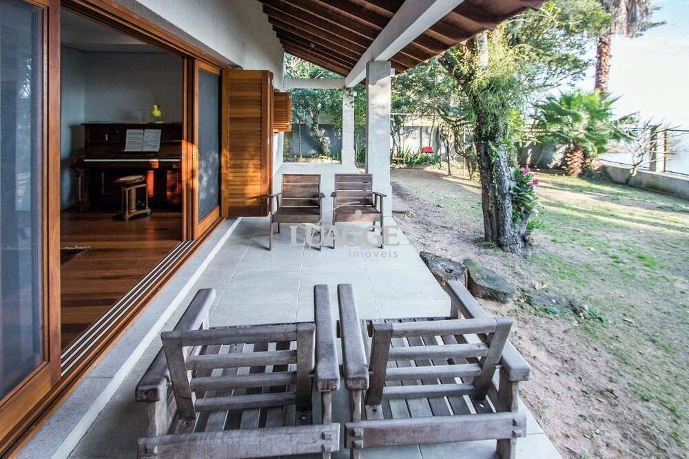Casa à venda com 4 quartos, 420m² - Foto 1
