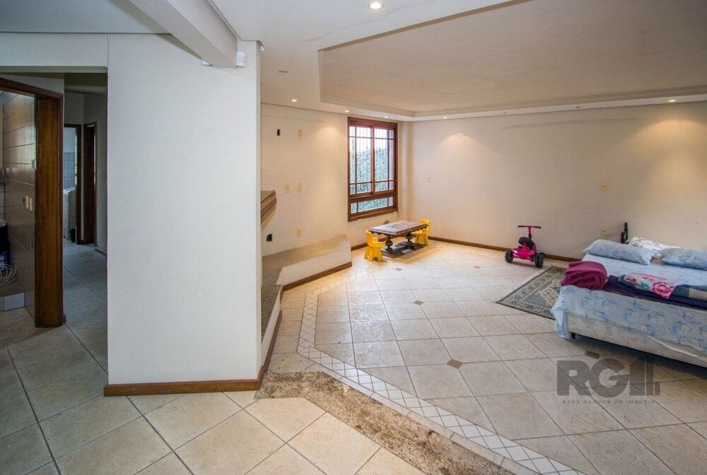 Casa à venda com 6 quartos, 320m² - Foto 1