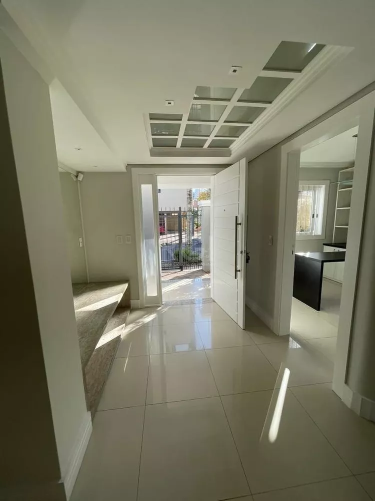 Sobrado à venda com 3 quartos, 266m² - Foto 1