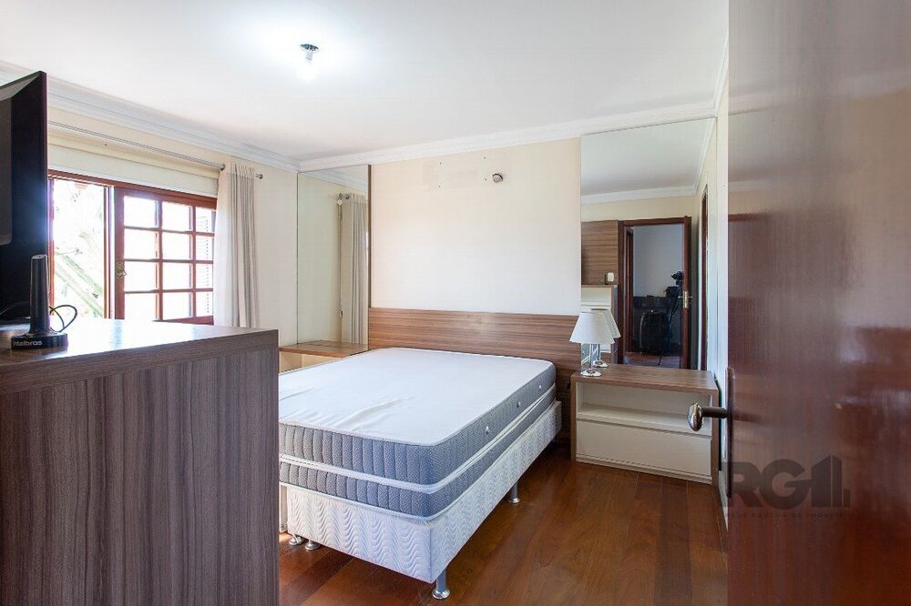 Casa à venda com 3 quartos, 248m² - Foto 1