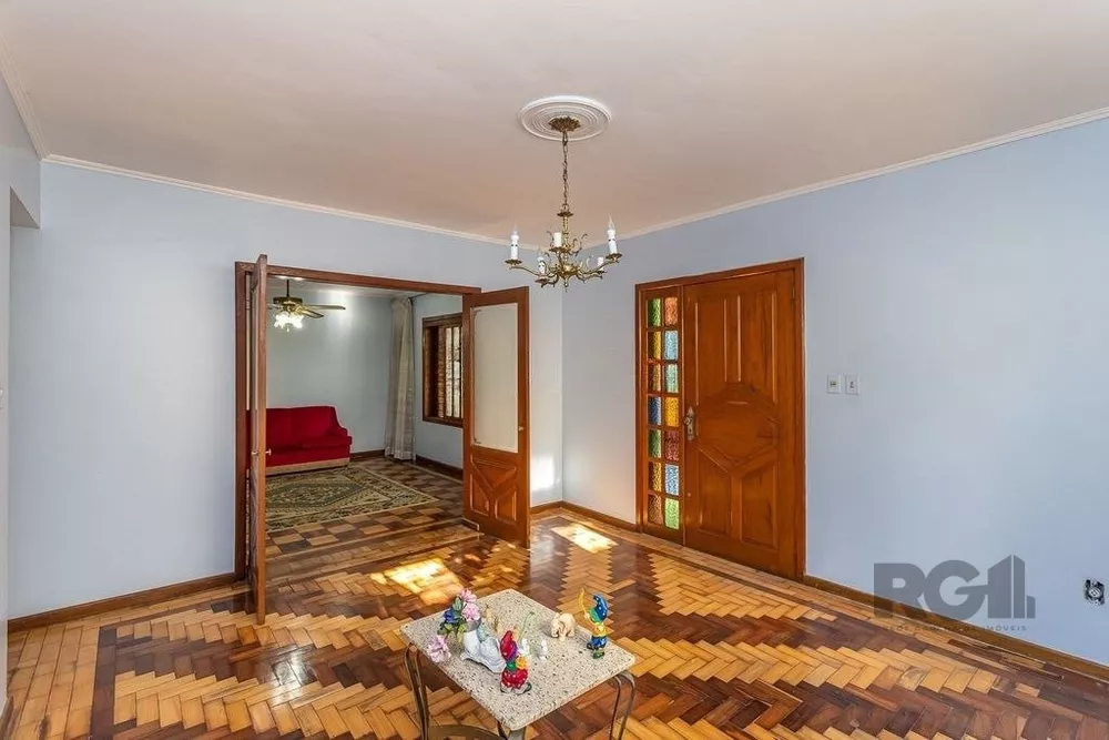 Casa à venda com 4 quartos, 218m² - Foto 1