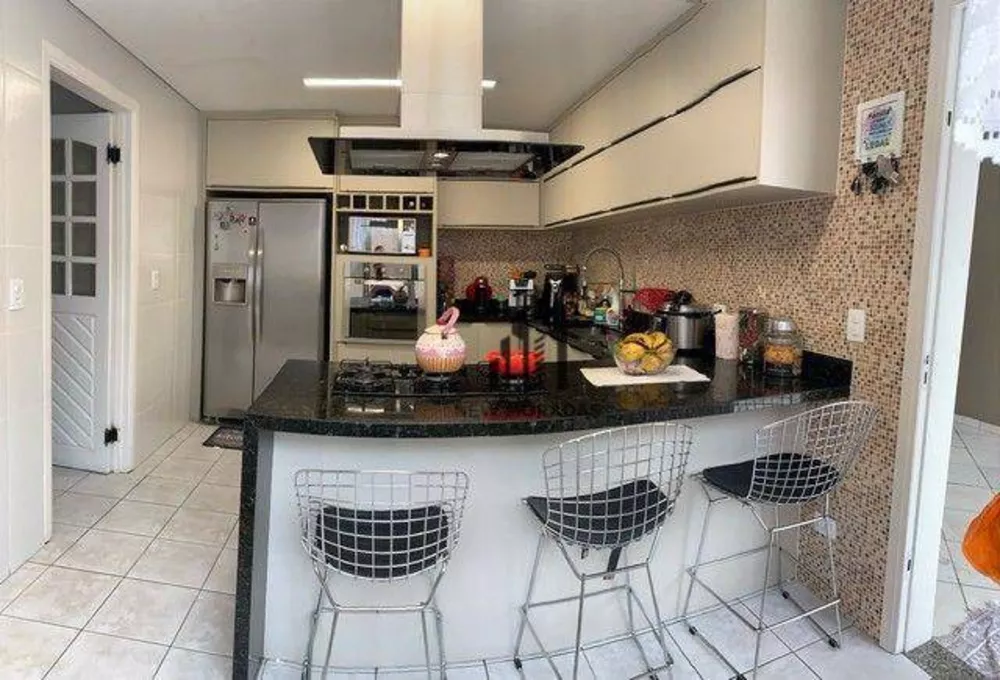 Sobrado à venda com 3 quartos, 221m² - Foto 1