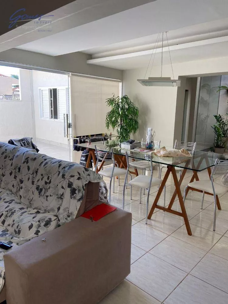 Casa à venda com 3 quartos, 163m² - Foto 2