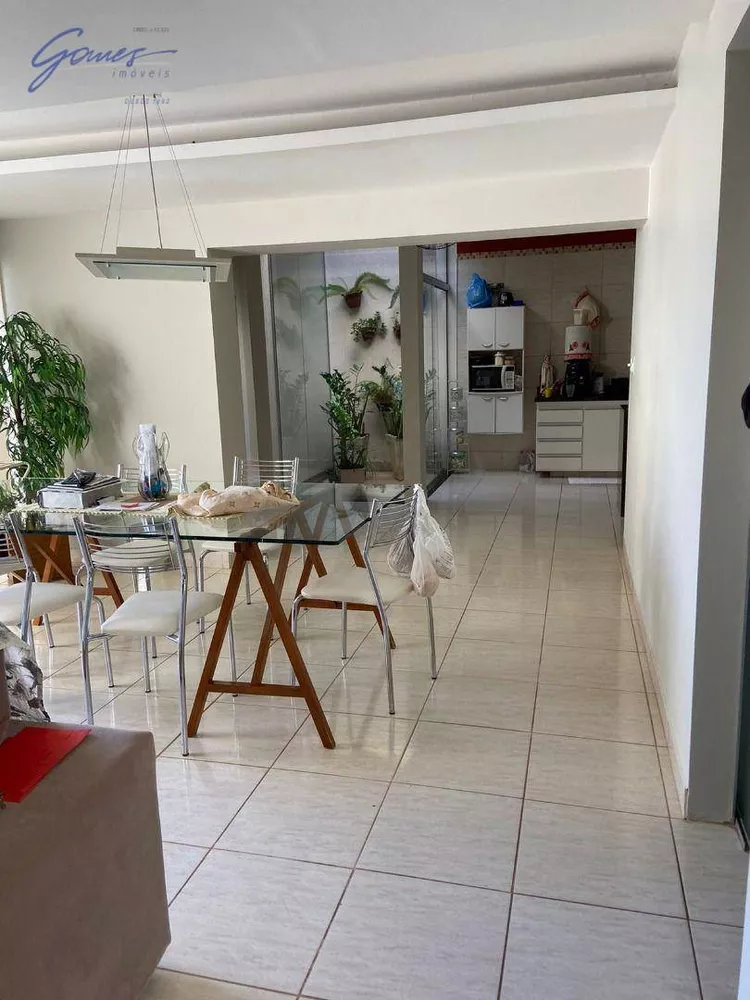 Casa à venda com 3 quartos, 163m² - Foto 1