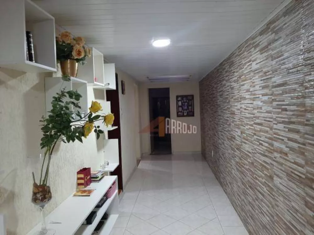 Casa à venda com 2 quartos, 140m² - Foto 2