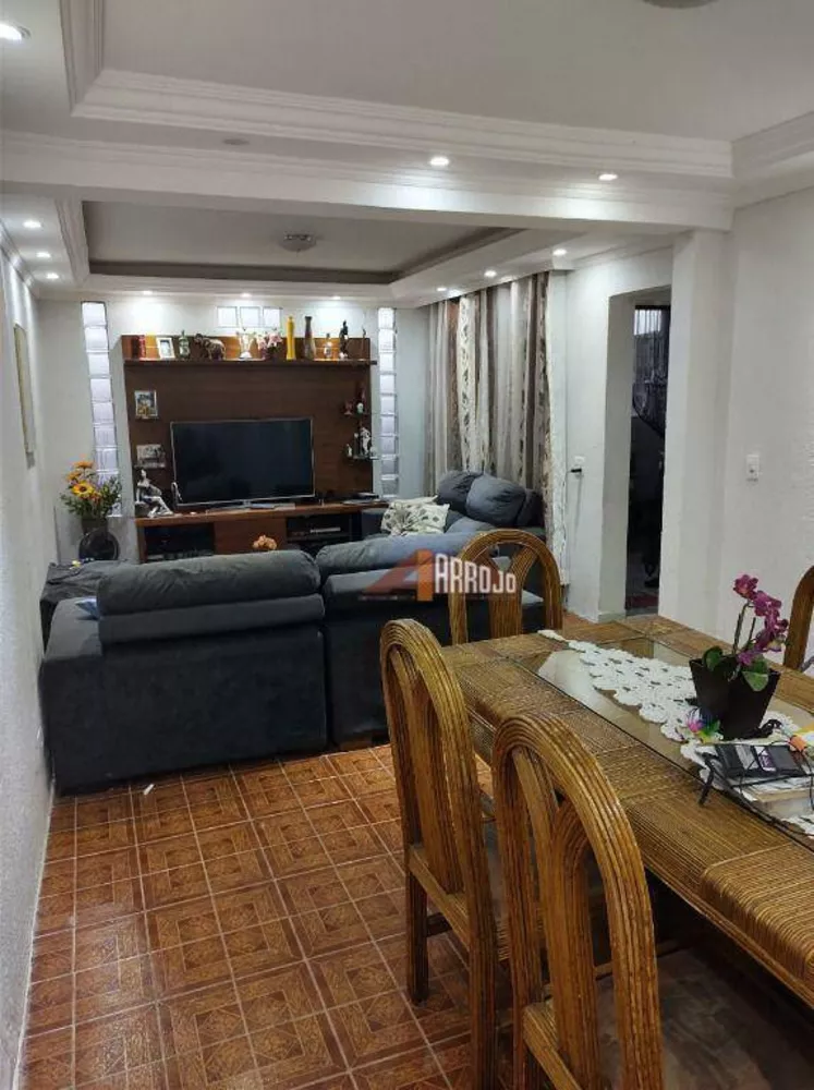 Casa à venda com 3 quartos, 240m² - Foto 1