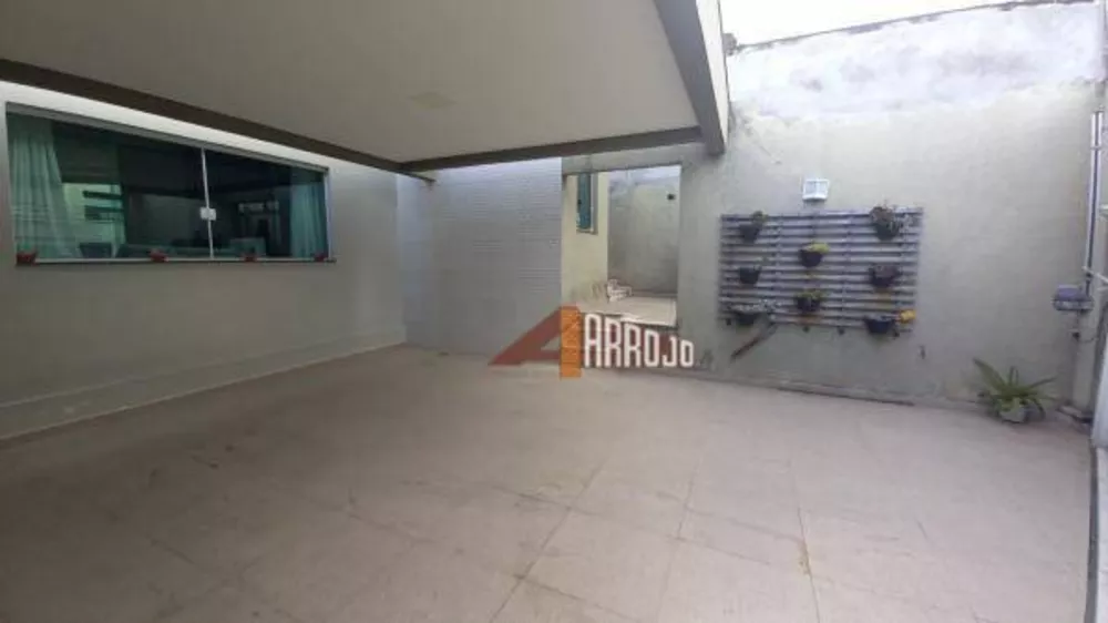 Casa à venda com 3 quartos, 162m² - Foto 1