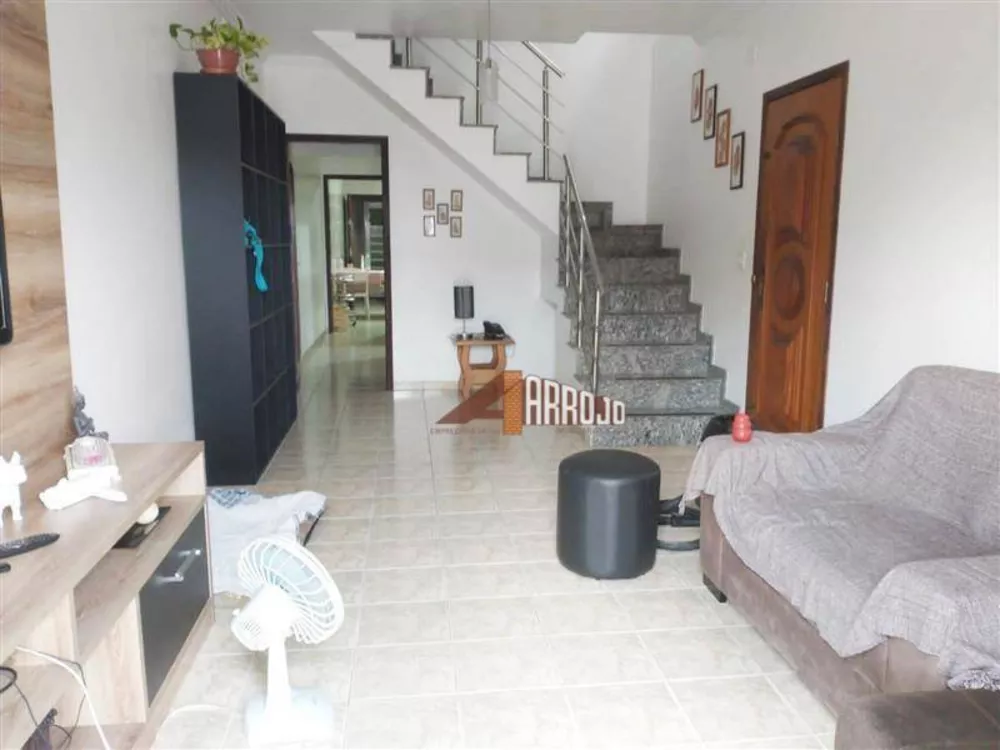 Sobrado à venda com 4 quartos, 218m² - Foto 1