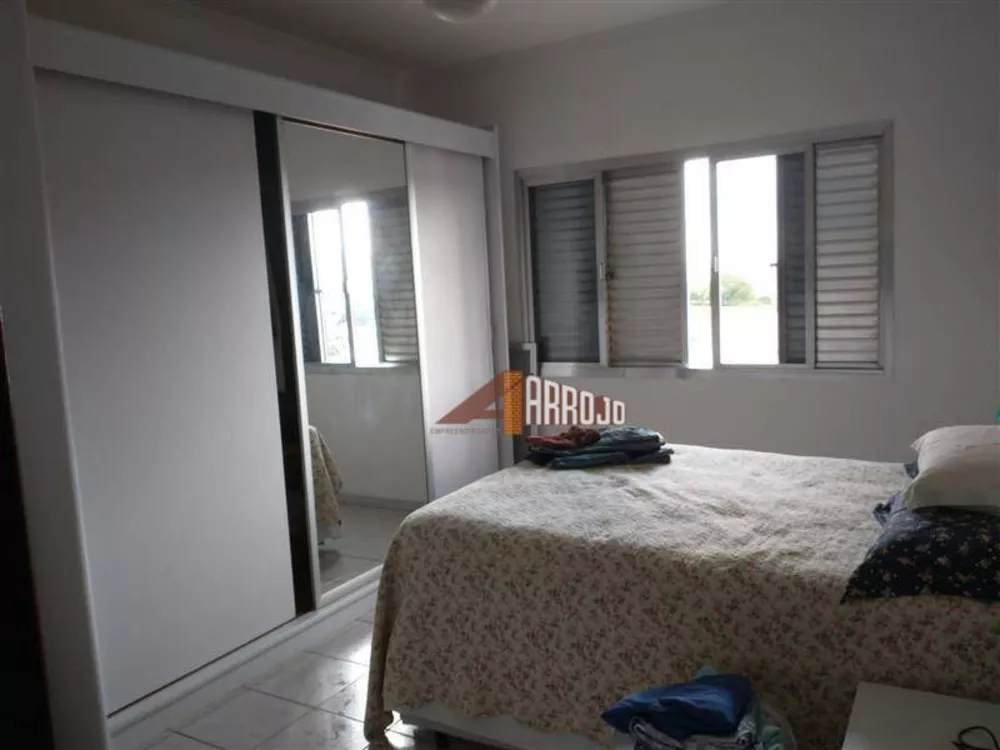 Sobrado à venda com 4 quartos, 218m² - Foto 4