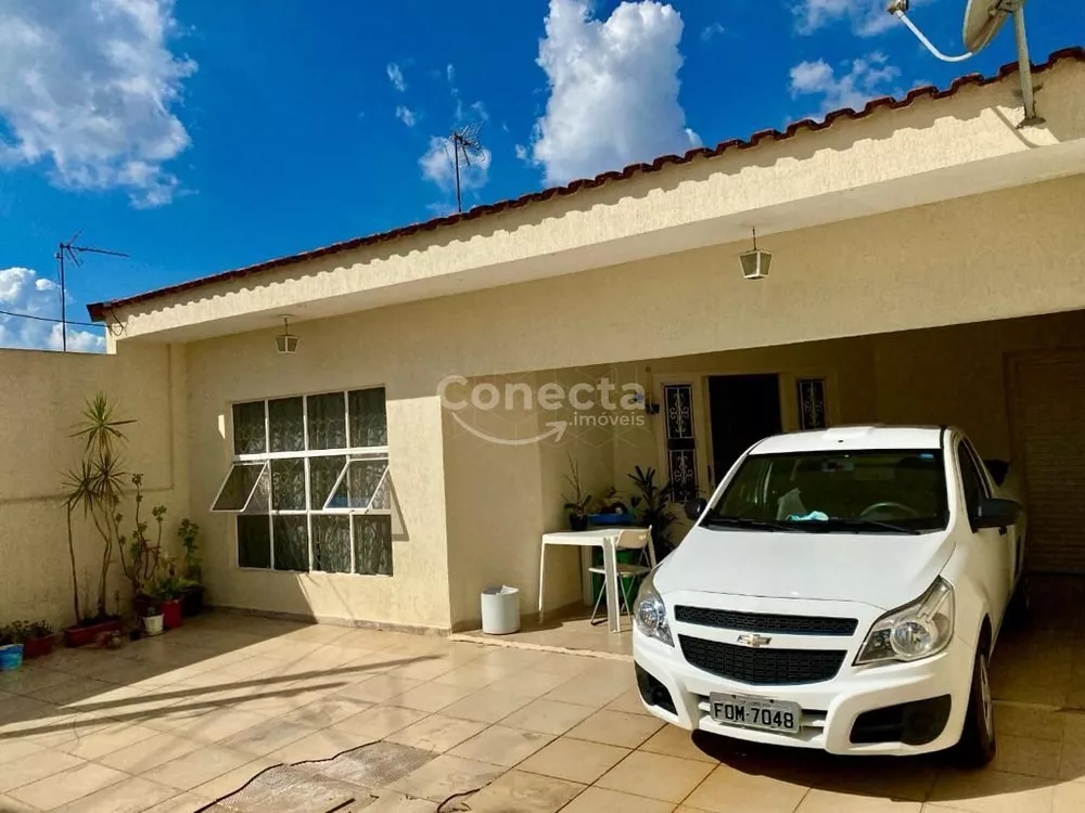 Casa à venda com 4 quartos, 120m² - Foto 1