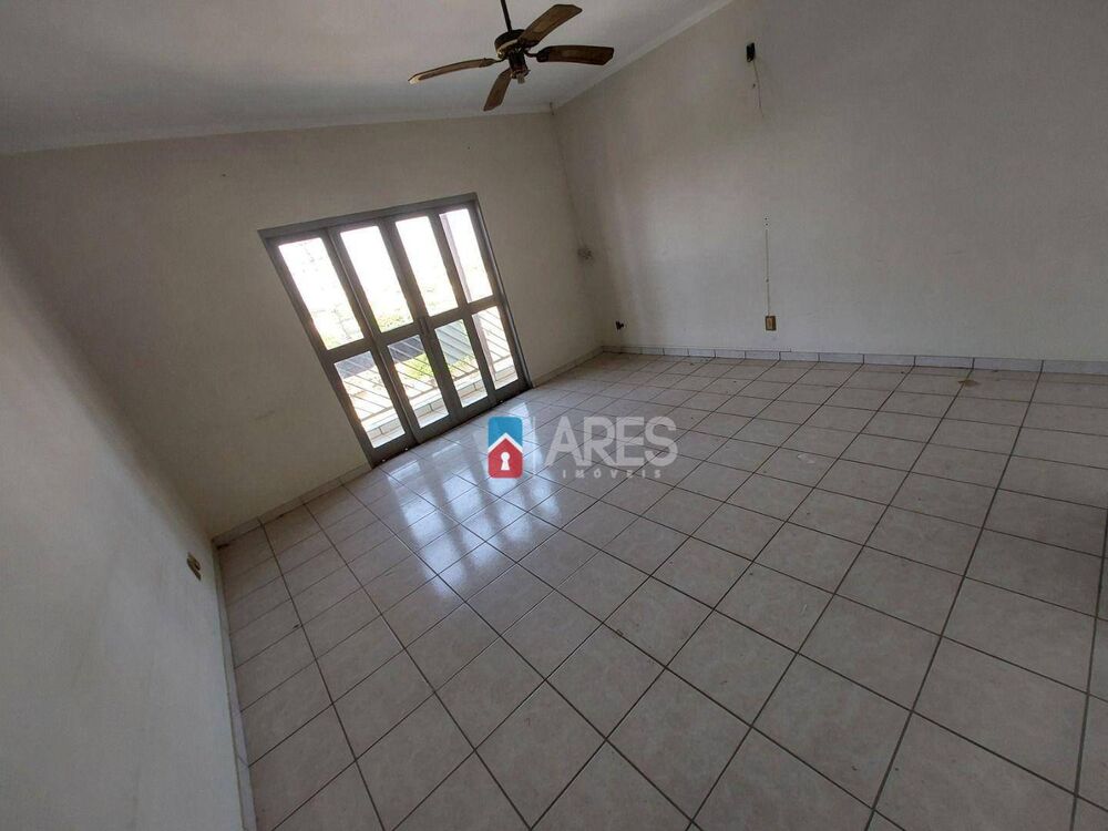 Casa à venda com 3 quartos, 220m² - Foto 1