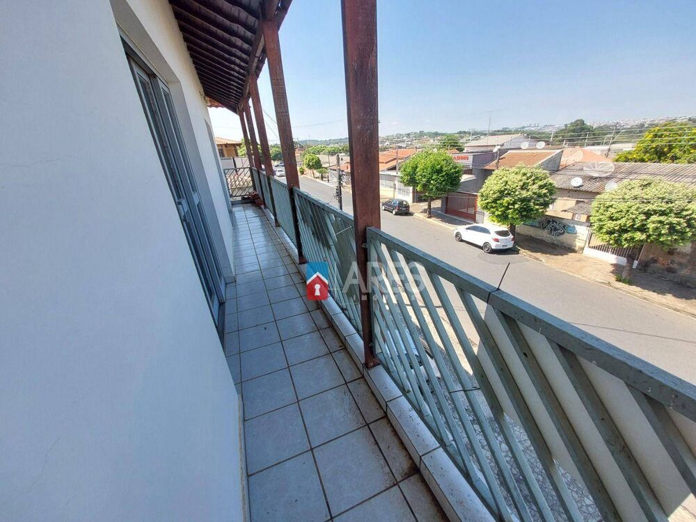 Casa à venda com 3 quartos, 220m² - Foto 2