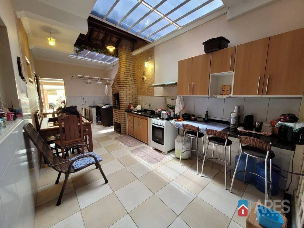 Casa, 3 quartos, 201 m² - Foto 2