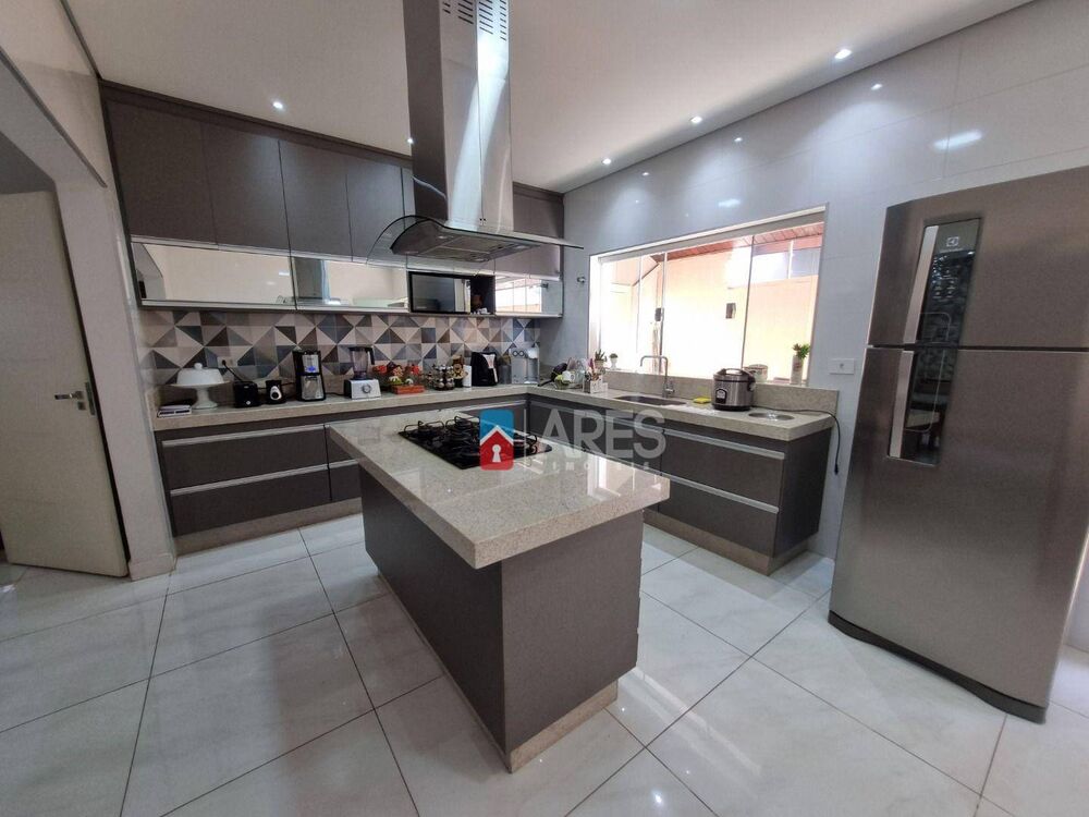Casa, 3 quartos, 209 m² - Foto 1