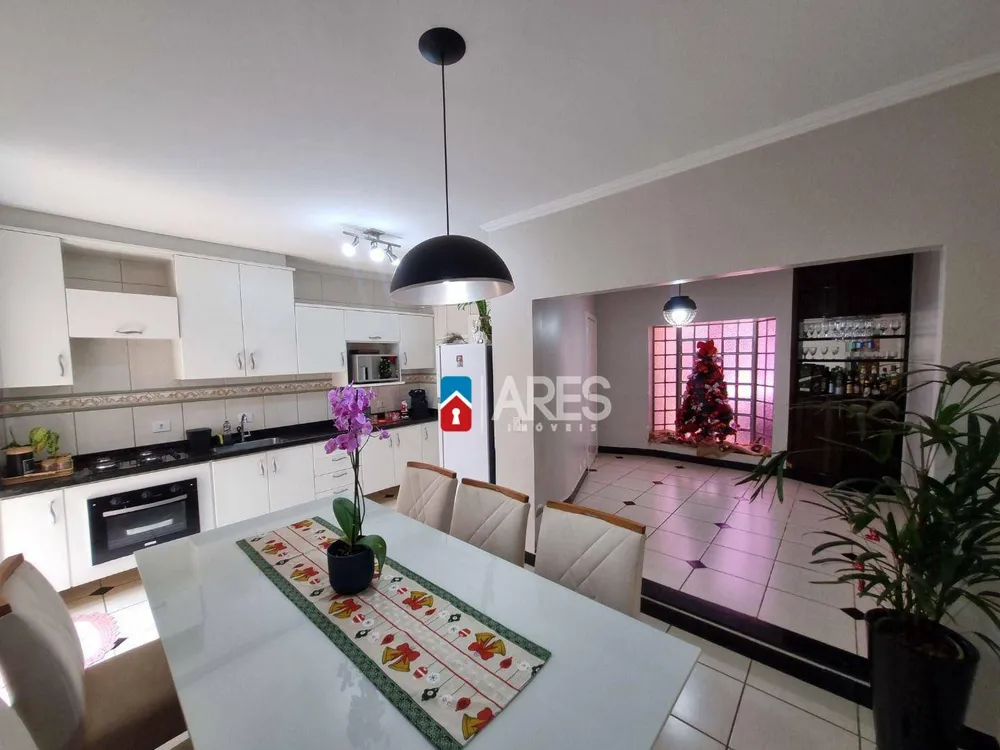 Casa, 4 quartos, 201 m² - Foto 2