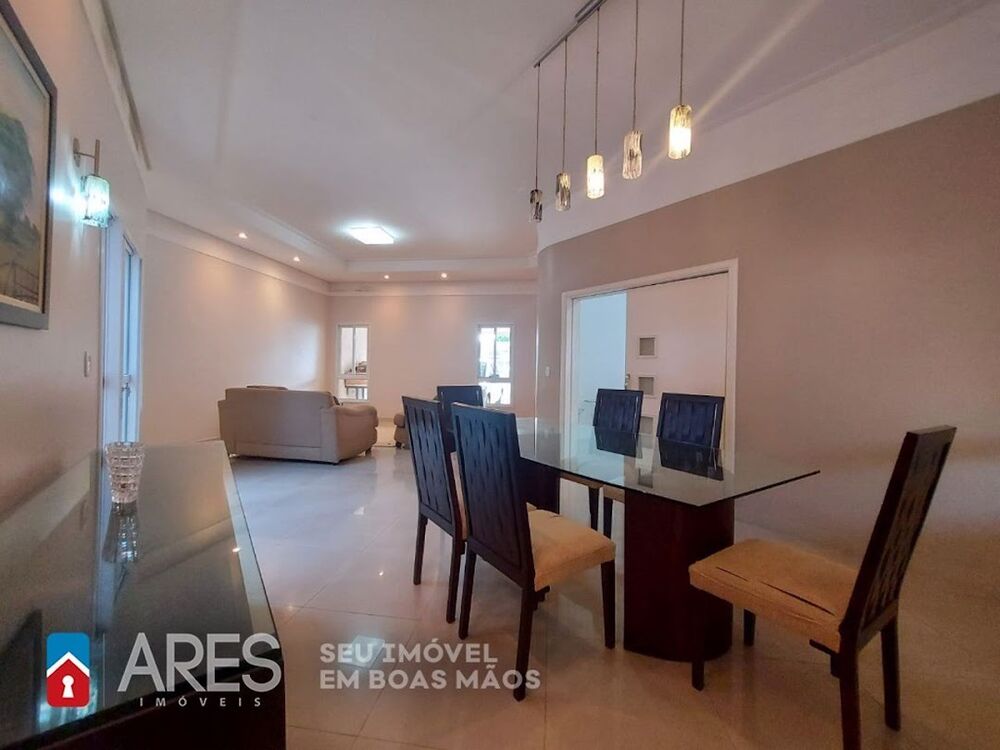 Casa à venda com 3 quartos, 249m² - Foto 1