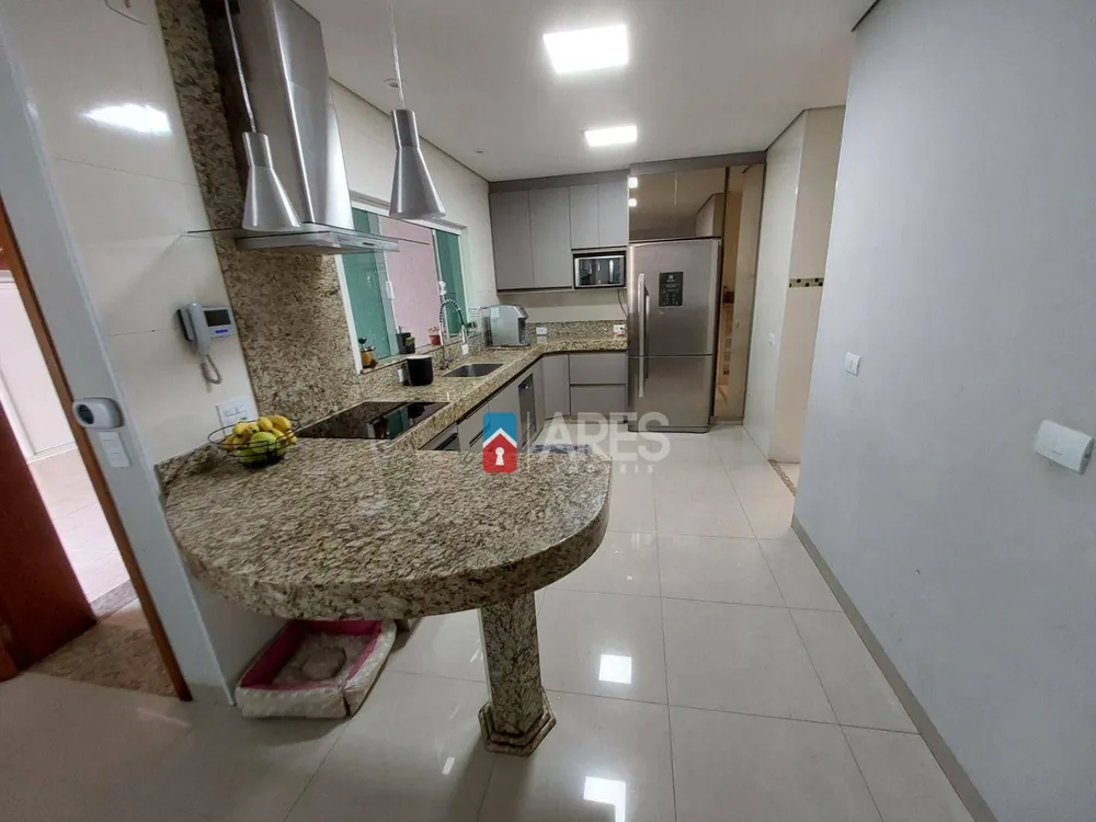 Casa, 3 quartos, 231 m² - Foto 2