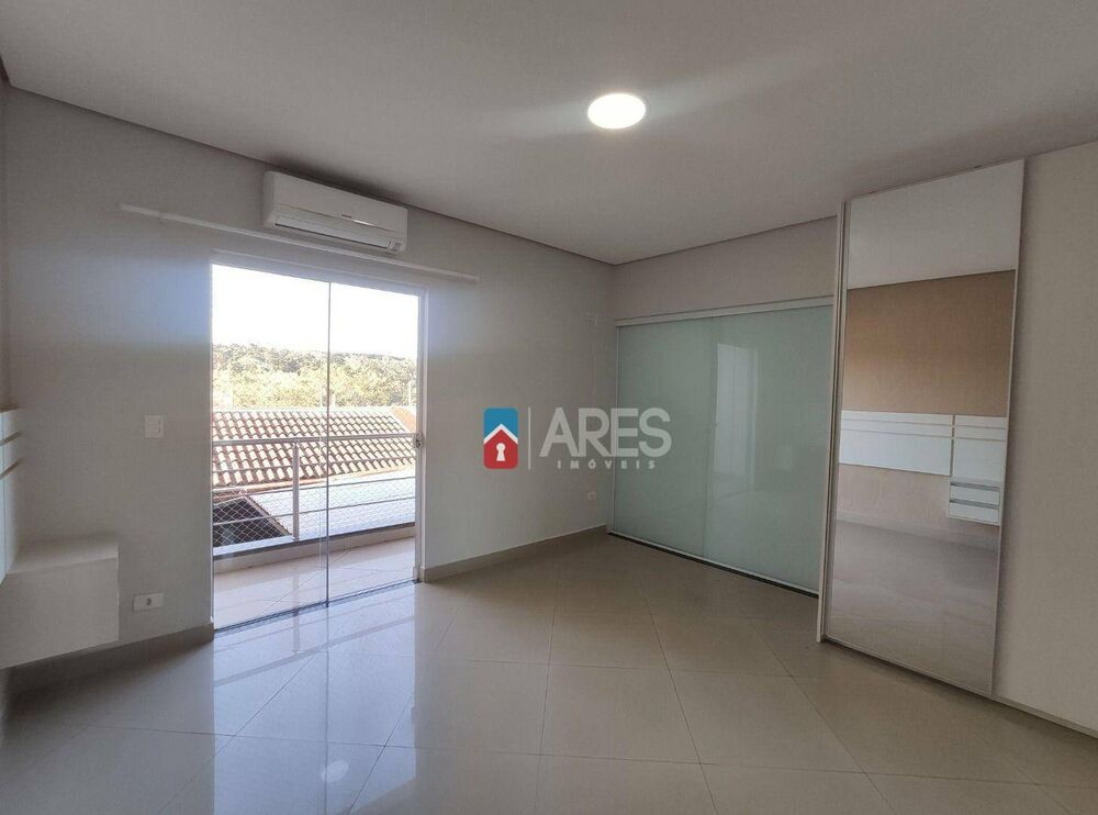 Casa à venda com 3 quartos, 218m² - Foto 4