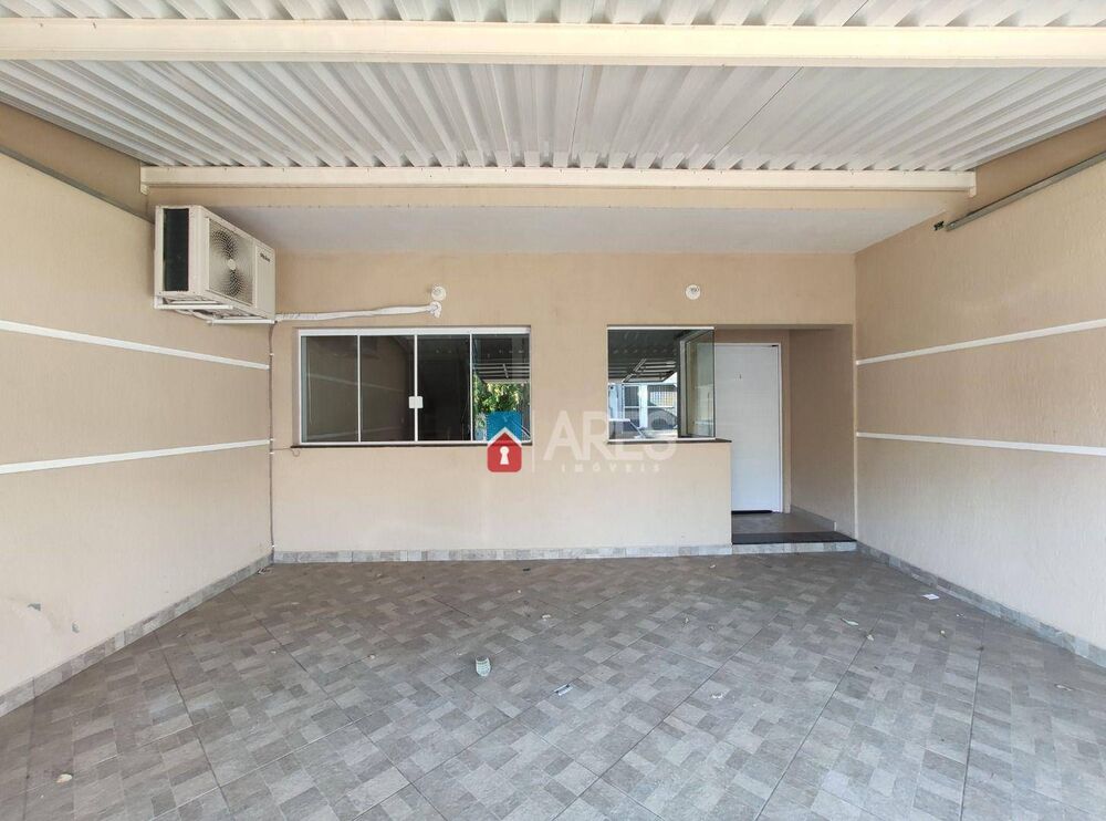 Casa à venda com 3 quartos, 218m² - Foto 1
