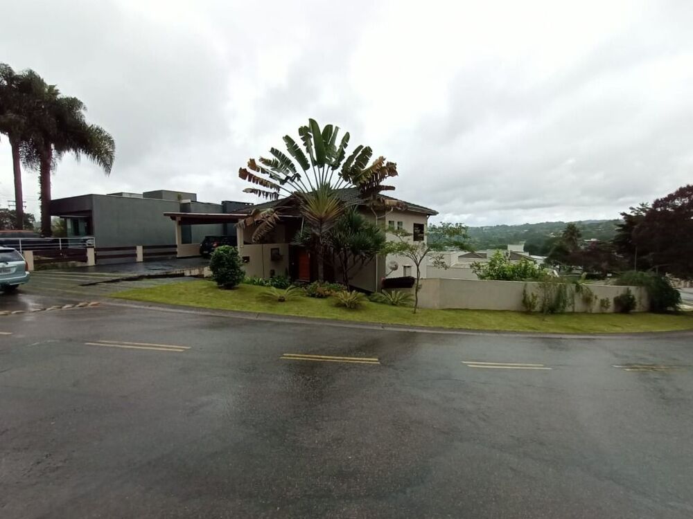 Casa de Condomínio à venda com 3 quartos, 330m² - Foto 2