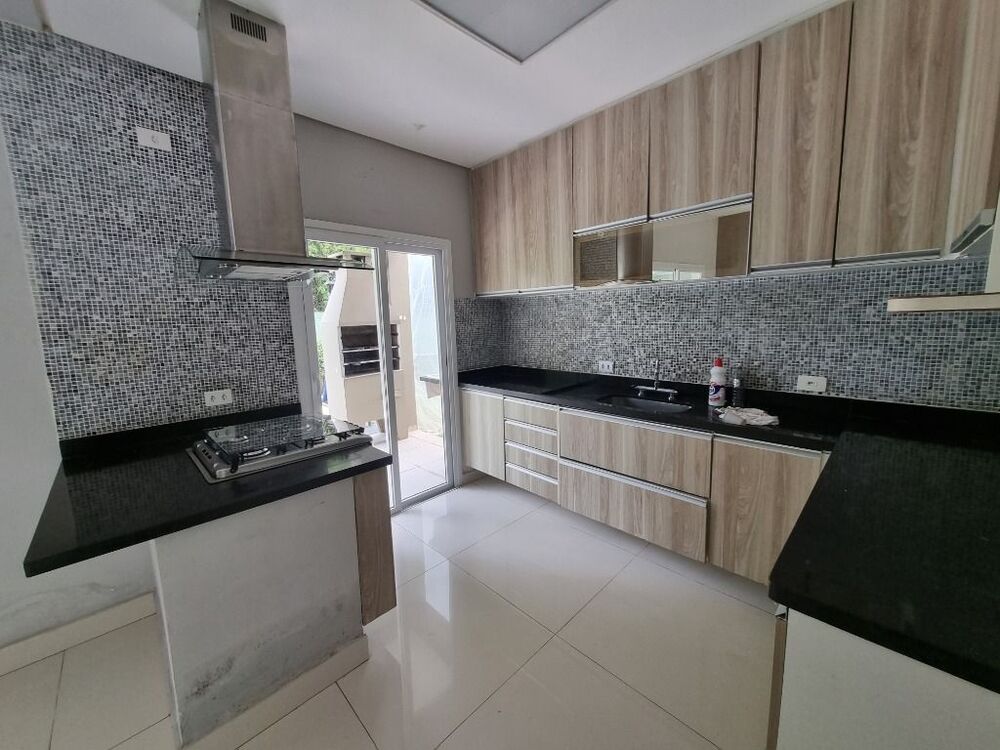Casa de Condomínio para alugar com 4 quartos, 198m² - Foto 2