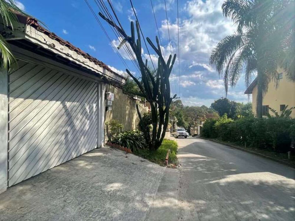 Casa de Condomínio à venda com 3 quartos, 331m² - Foto 1