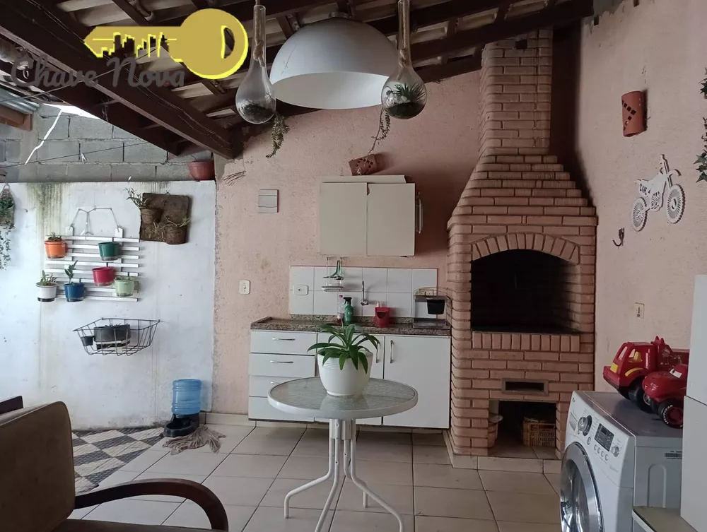 Casa à venda com 4 quartos, 130m² - Foto 1