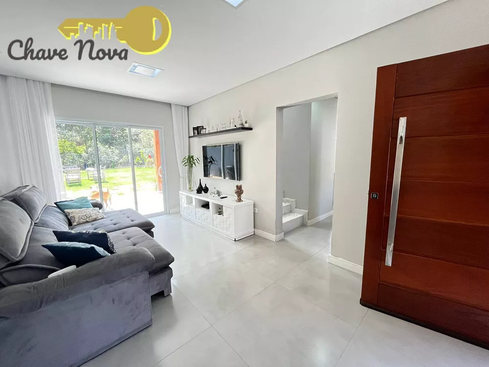 Casa à venda com 3 quartos, 200m² - Foto 1